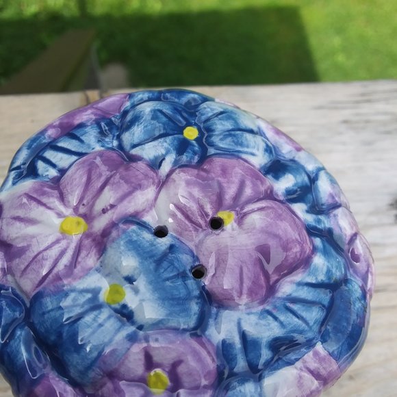 unique salt and pepper shakers frog under flowers - Picture 6 of 13